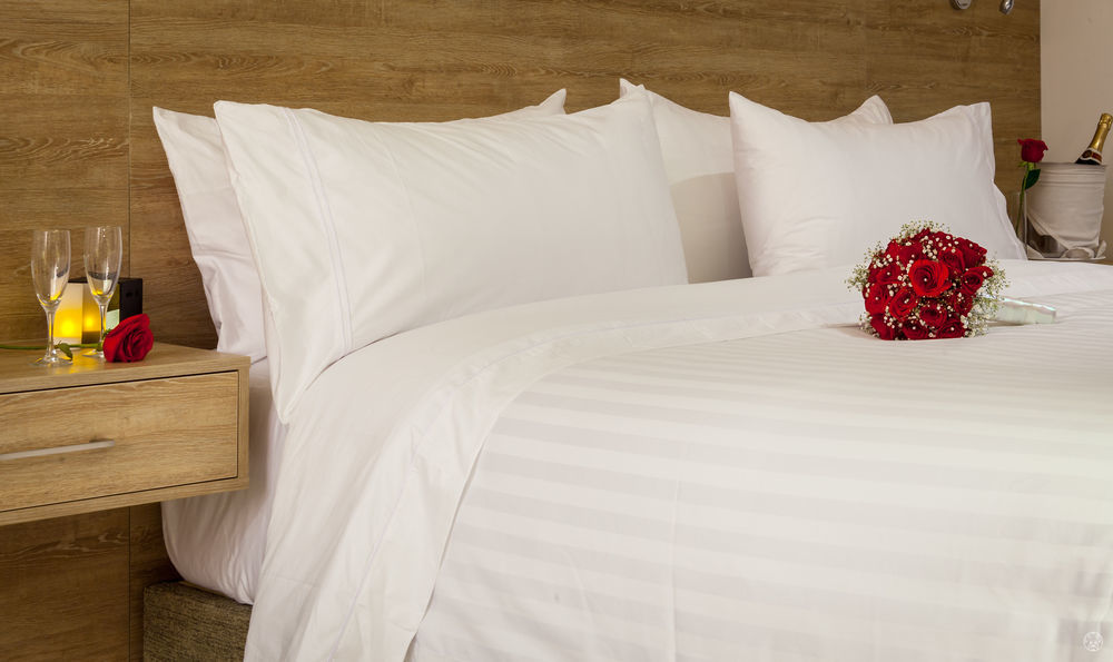 Ghl コレクション バランキージャ ホテル エクステリア 写真 A bed with white sheets