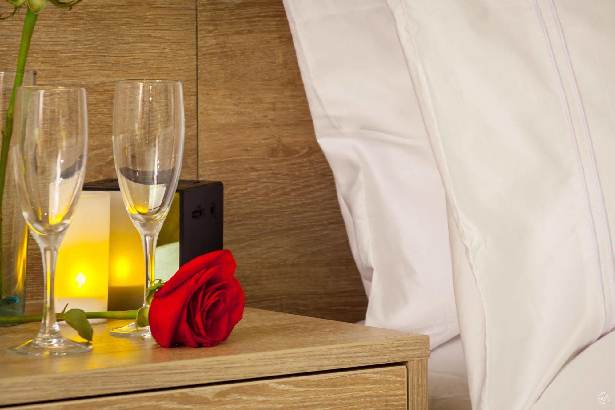 Ghl コレクション バランキージャ ホテル エクステリア 写真 A red rose and champagne