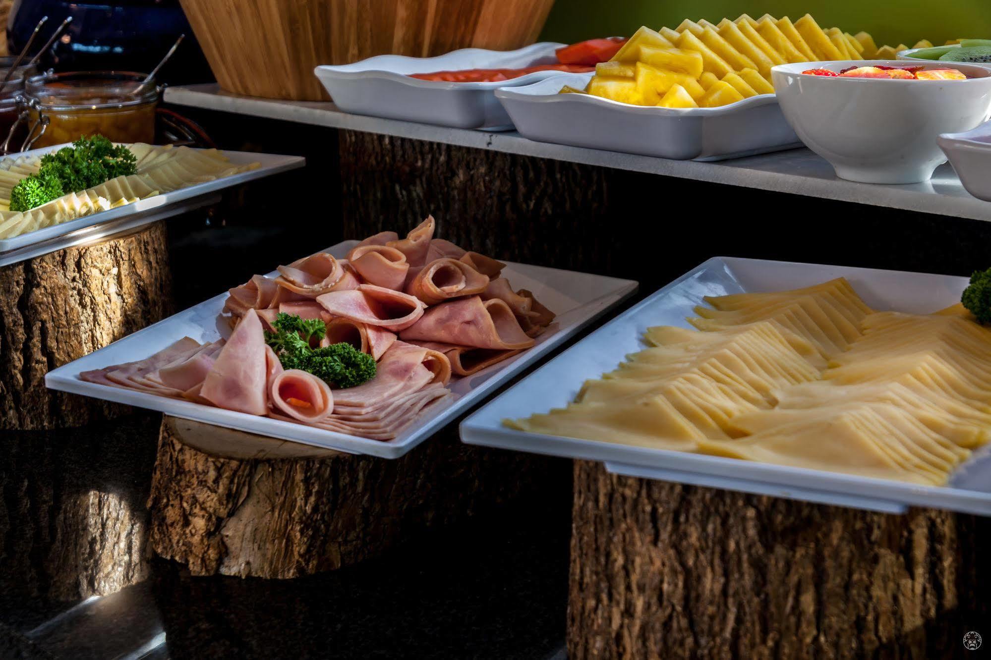 Ghl コレクション バランキージャ ホテル エクステリア 写真 A buffet with ham and cheese