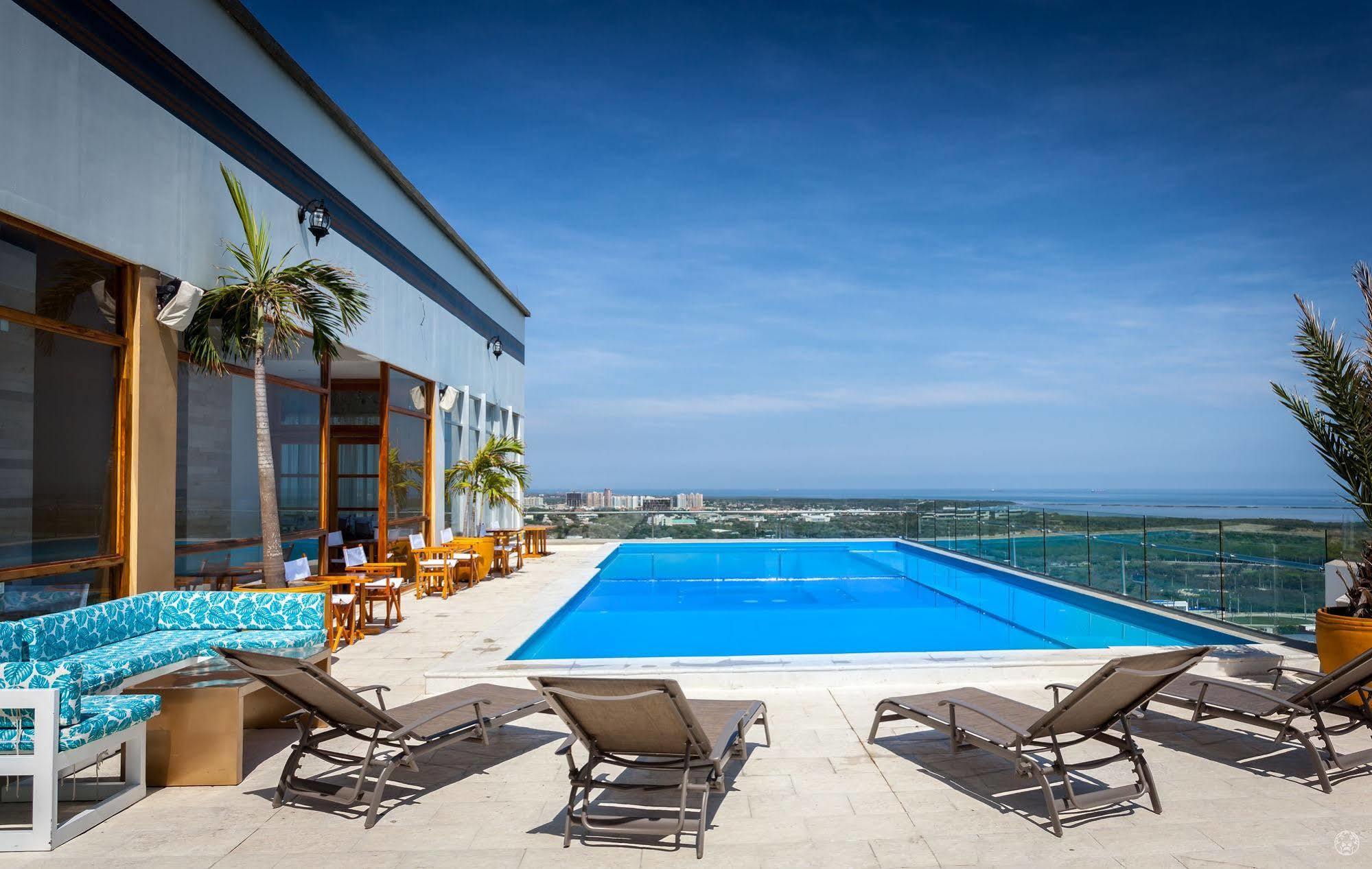 Ghl コレクション バランキージャ ホテル エクステリア 写真 Rooftop pool at the hotel